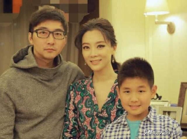 演员生活的多重色彩，小巷独特小店中的探索与发现